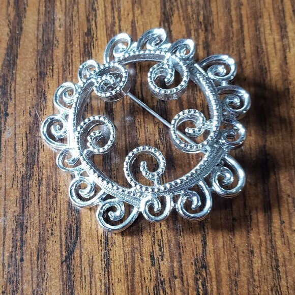 Vintage Sarah Coventry Silver Tone Silvery Mist Wreath Scrolls Pin Brooch - Picture 1 of 3